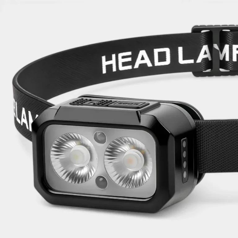 Zoom sur une lampe frontale avec 2 leds et un détecteur de mouvement