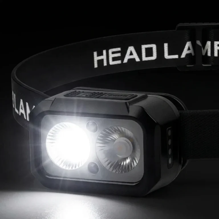 zoom sur une lampe frontale avec une lampe blanche forte allumée