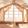 Intérieur de la tente gonflable avec poêle à bois