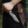 Couteau de Chasse Damas avec Étui en Cuir porté à la ceinture