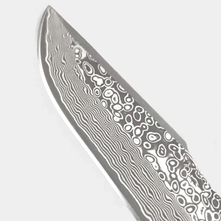 Détail des motifs de la lame en acier damassé