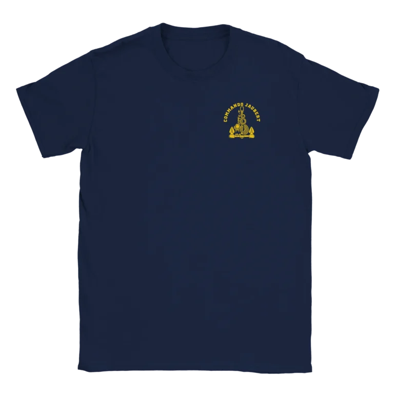 T-shirt bleu marine avec l'insigne du commando jaubert imprimé sur le coeur en jaune représentant un dragon enroulé autour d'une ancre