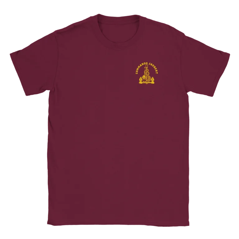 T-shirt rouge bordeaux avec l'insigne du commando jaubert imprimé sur le coeur en jaune représentant un dragon enroulé autour d'une ancre