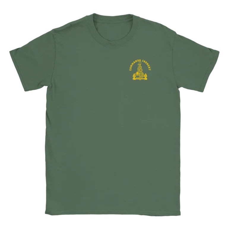 T-shirt vert kaki avec l'insigne du commando jaubert imprimé sur le coeur en jaune représentant un dragon enroulé autour d'une ancre