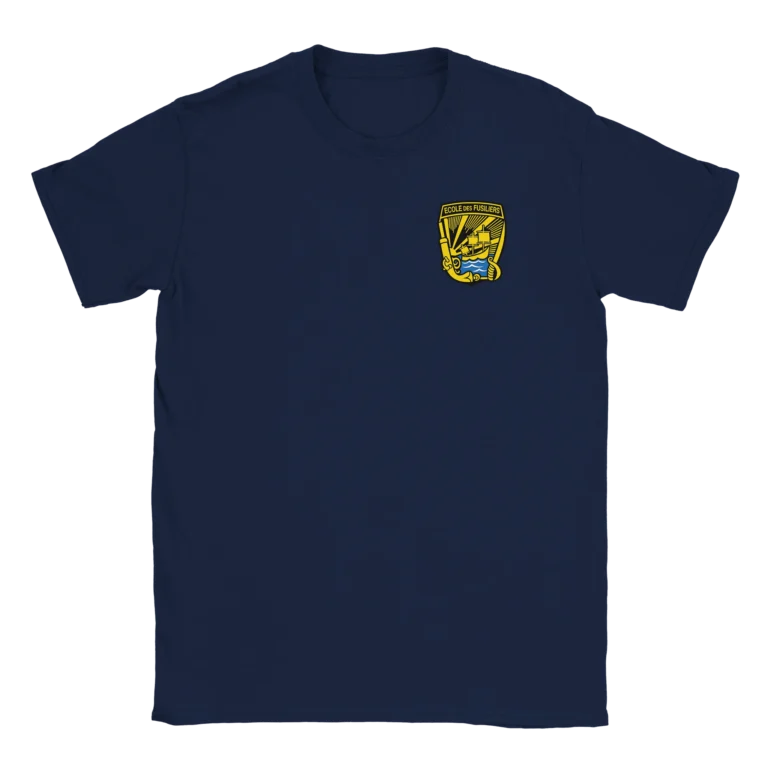 T-shirt bleu marine avec écusson imprimé sur le coeur, insigne officiel de l'École des Fusiliers Marins en jaune et noir