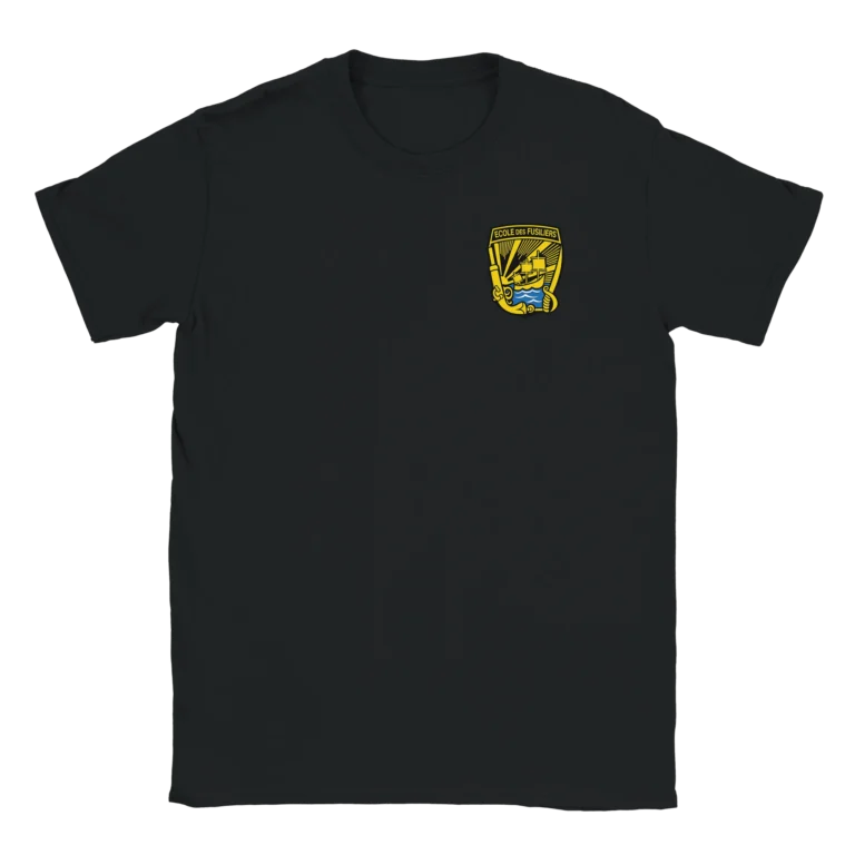 T-shirt noir avec écusson imprimé sur le coeur, insigne officiel de l'École des Fusiliers Marins en jaune et noir