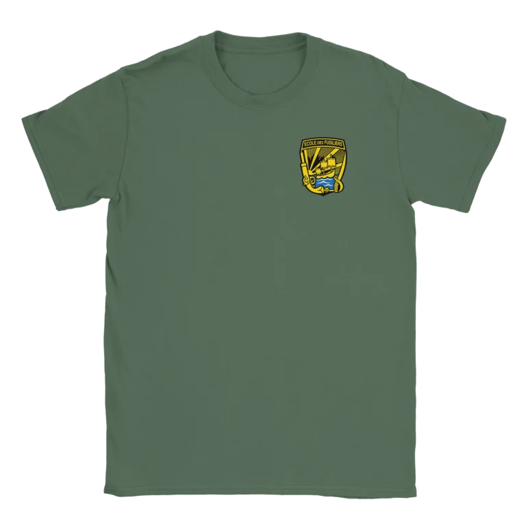 T-shirt vert kaki avec écusson imprimé sur le coeur, insigne officiel de l'École des Fusiliers Marins en jaune et noir